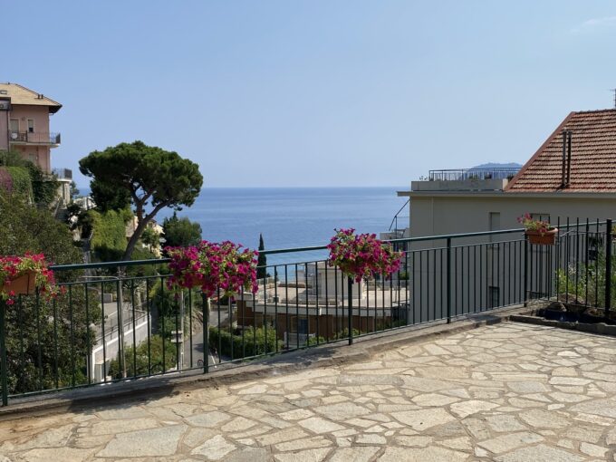 Terrazzo-bilocale-vista-mare-Alassio